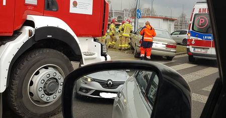 Lublin: Awaria sygnalizacji na rondzie Witolda Pileckiego. Mazda wjechała w słup