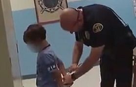 Szokujące nagranie. Policjanci próbowali zakuć 8-latka w kajdanki. Miała to być "nauczka"
