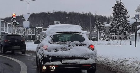 Jazda nieodśnieżonym samochodem to wykroczenie. Jaki grozi mandat?