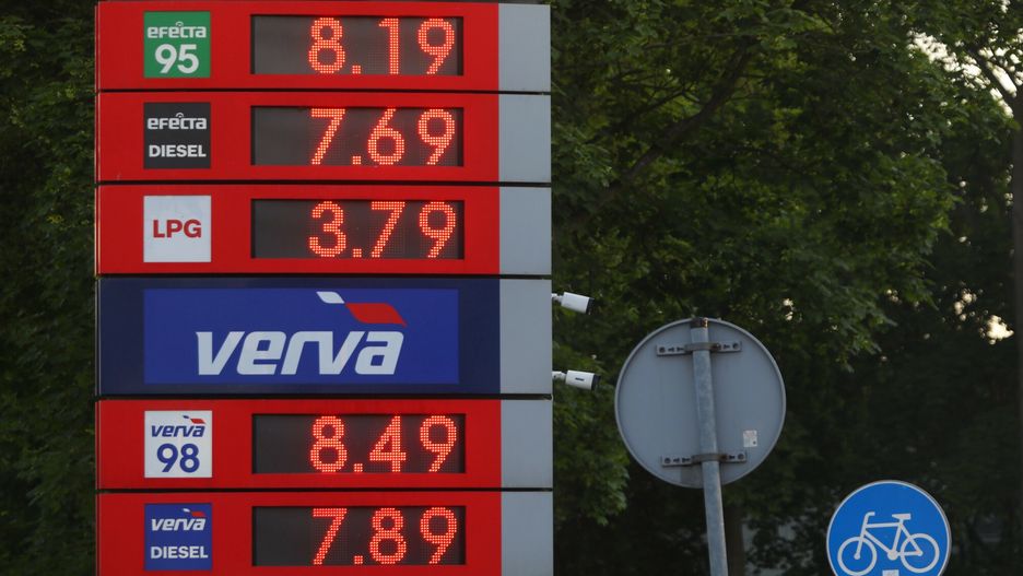 Cena benzyny przekroczy?a 8 z?03.06.2022 Legionowo Ulica Warszawska Stacja benzynowa Orlen nowa tablica z cenami paliw
fot. Adam Burakowski/REPORTERAdam Burakowski/REPORTER