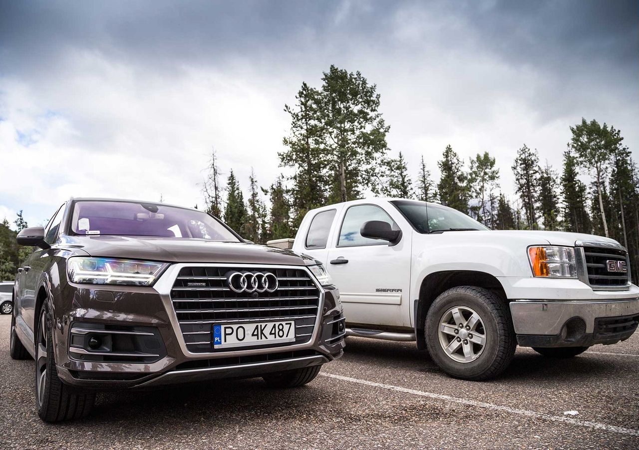 Audi Q7 wcale nie wygląda na duży samochód, gdy postawi się go obok GMC Sierra (fot. Mateusz Żuchowski)