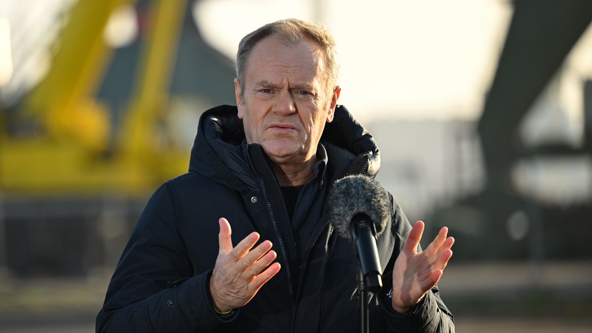 Donald Tusk podczas wizyty w miejscu rozbudowy terminala