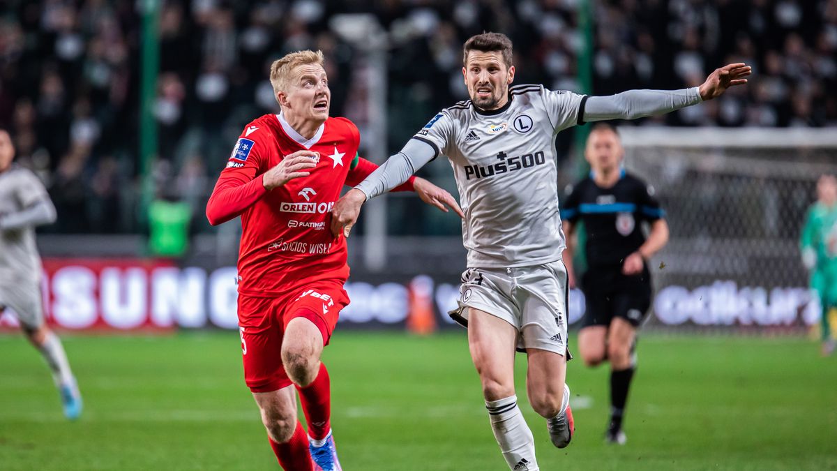 WARSAW, POLAND - 2022/02/25: Michal Frydrych (L) of Wisla and Pawel Wszolek (R) of Legia seen in action during the Polish PKO Ekstraklasa League match between Legia Warszawa and Wisla Krakow at Marshal Jozef Pilsudski Legia Warsaw Municipal Stadium.(Final score; Legia Warszawa 2:1 Wisla Krakow). (Photo by Mikolaj Barbanell/SOPA Images/LightRocket via Getty Images)