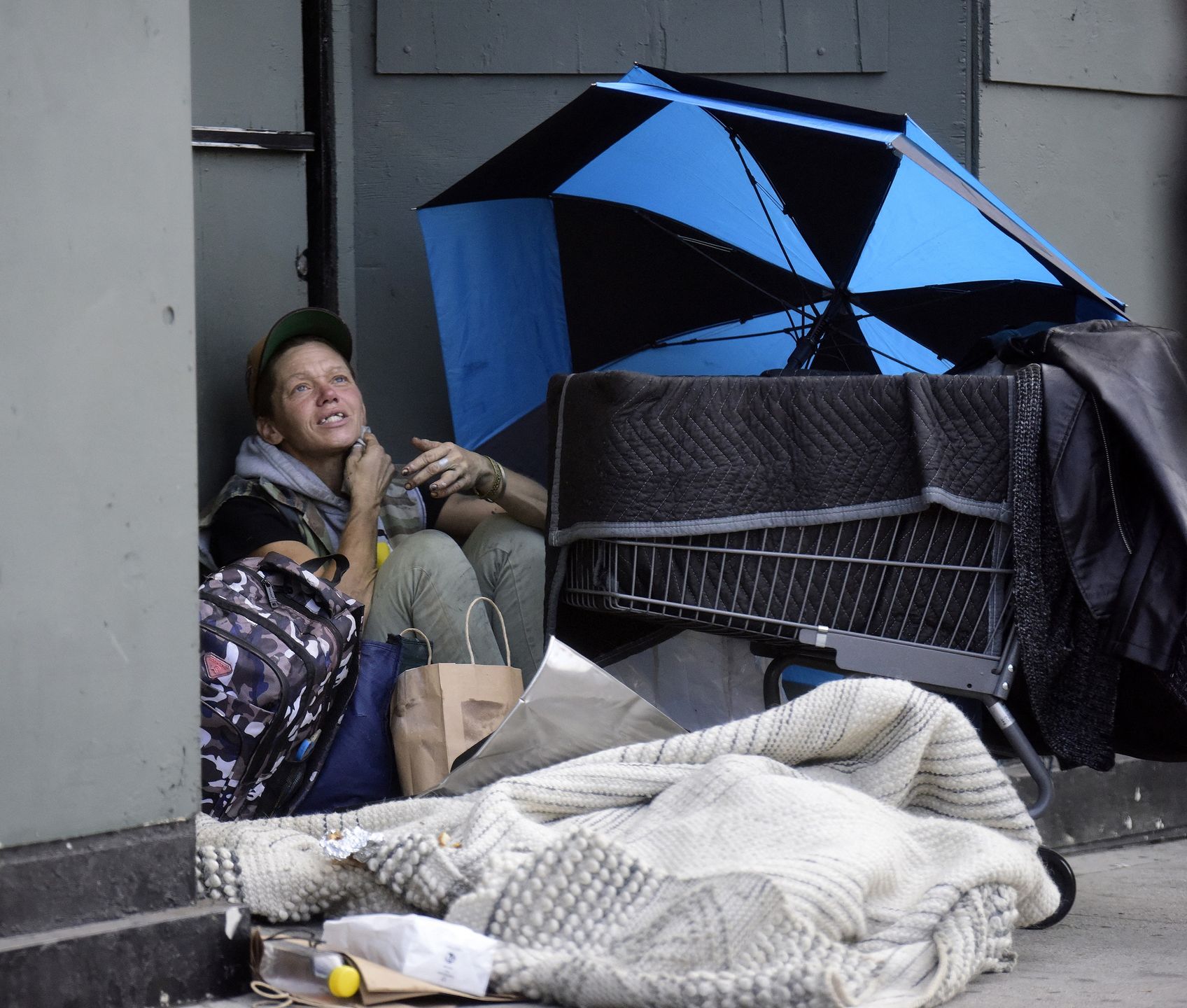 Bezdomna Loni Willison "przyłapana" ze swoim dobytkiem na ulicac