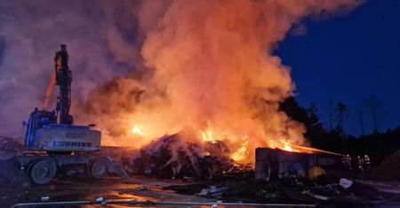 Pożar składowiska pod Otwockiem. Apel o zamykanie okien w domach