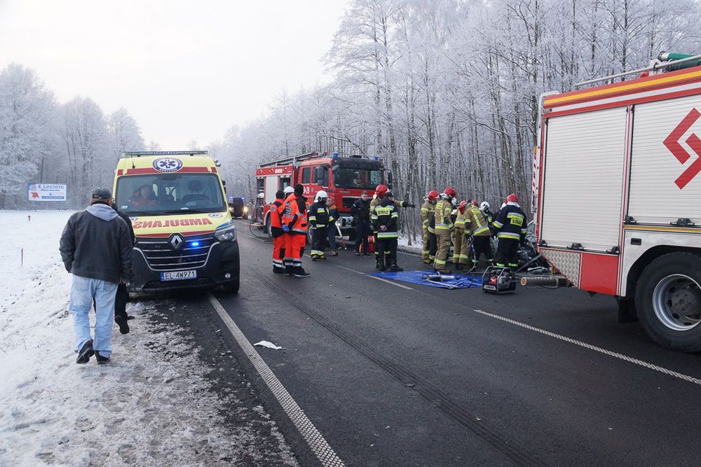 Auto w strzępach. Tragiczny wypadek pod Bełchatowem