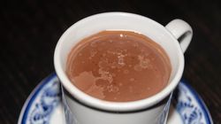 Długie siedzenie szkodzi naczyniom. Zimowy napój pomaga w zapobieganiu zmianom