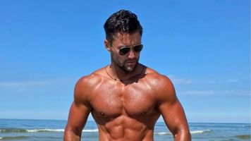 Piotr Mróz nie robi sobie wakacji od wiary. Aktor znów daje świadectwo w sieci