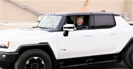 Joe Biden z zimnym łokciem. 78-letni prezydent USA palił gumy elektrycznym Hummerem