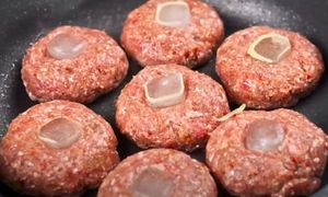 Wbij w mielone. Kotlety jeszcze nigdy nie były tak soczyste