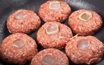 Wbij w mielone. Kotlety jeszcze nigdy nie były tak soczyste