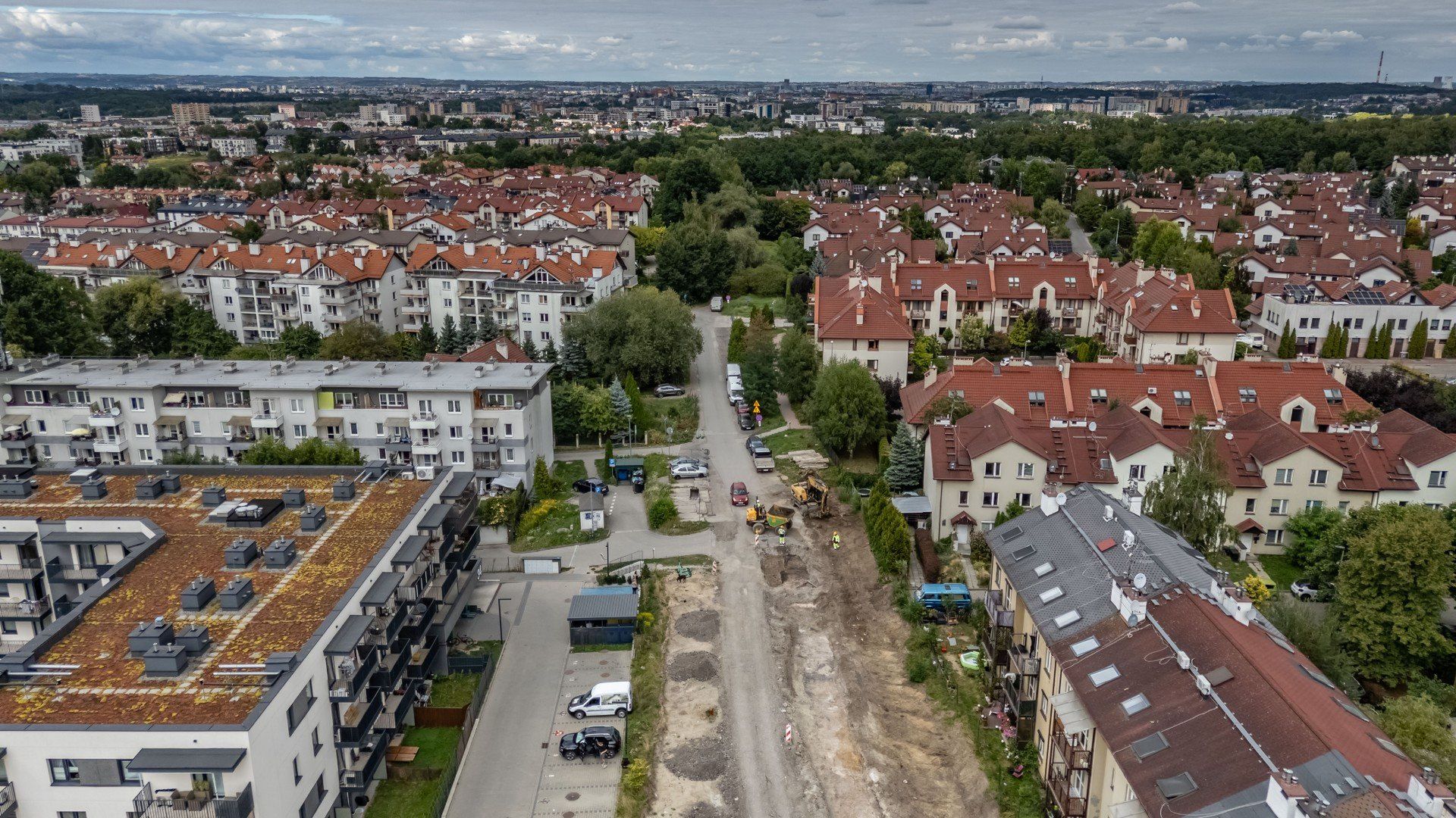 Ulica 8 Pułku Ułanów na Ruczaju w Krakowie powstaje od jesieni 2024 roku. Inwestycja, która powoduje ogromne utrudnienia dla mieszkańców zostanie zakończona znacznie później niż zakładano