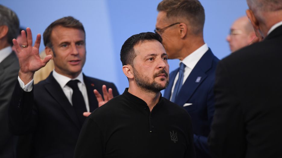 French President Emmanuel Macron (L) gestures next to Ukrainian President Volodymyr Zelensky (C) during the Opening Plenary at the European Political Community (EPC) meeting at Blenheim Palace, in Woodstock, Oxfordshire, Britain, 18 July 2024. Starmer will host more than 45 European leaders at Blenheim Palace, the birthplace of Winston Churchill, for the European Political Community (EPC) summit. This is the 4th EPC meeting since the grouping was founded in October 2022. EPA/CHRIS RATCLIFFE / POOL Dostawca: PAP/EPA.
