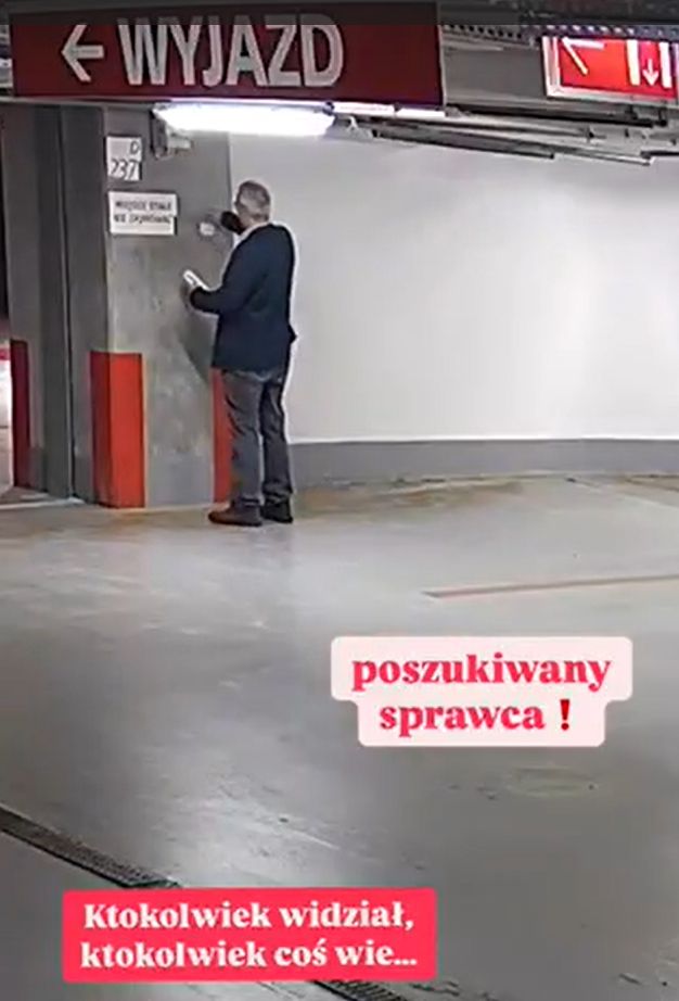 Wojciech Czuchnowski rozkleja wlepki protestacyjne w Agorze. 