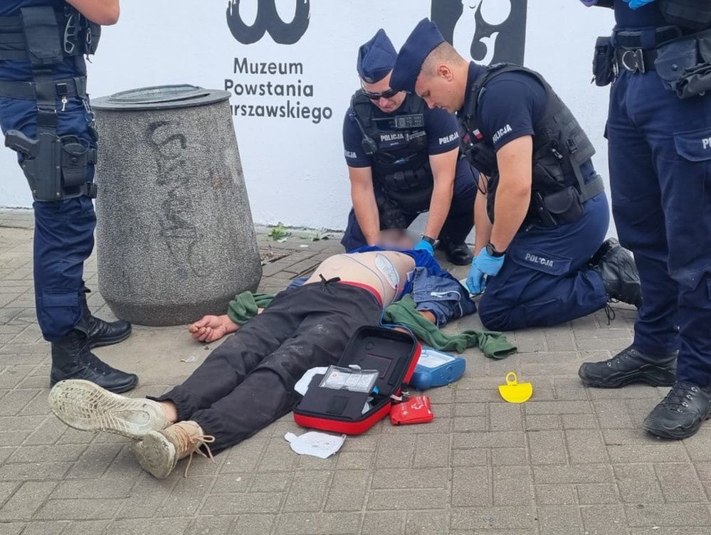 Warszawa: Mężczyzna upadł z wysokości przy stacji metra. Konieczna była reanimacja