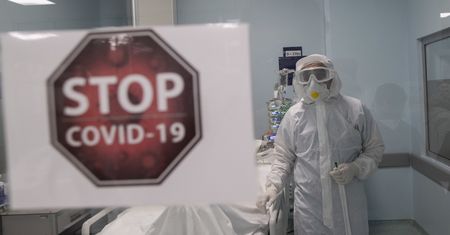 Brytyjska mutacja COVID-19 opanowała pomorskie. Lekarz bije na alarm
