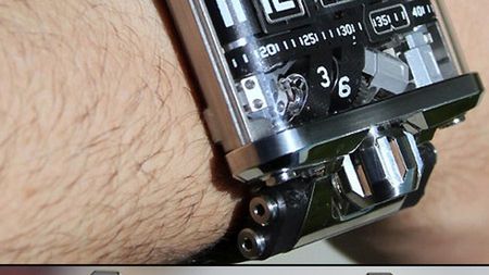 Taśmowy, kuloodporny zegarek za 47 000 złotych [wideo] 1