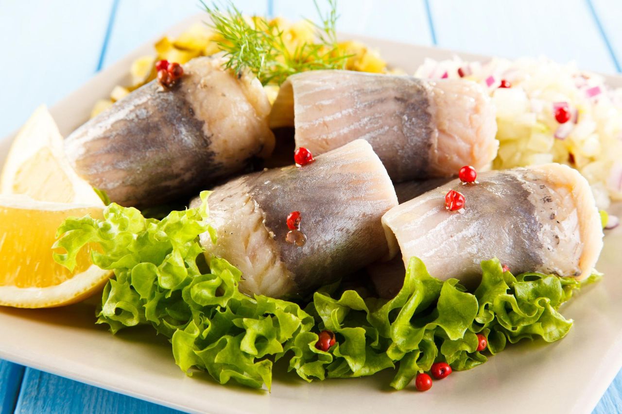 Jedna z ulubionych ryb Polaków. Sprawdzamy, czy warto jeść śledzie