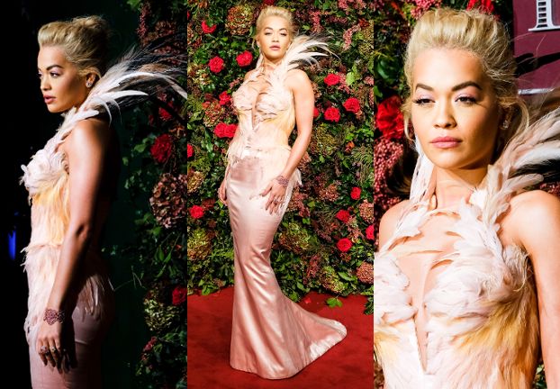 Dostojna Rita Ora pozuje fotografom w pierzastej sukience