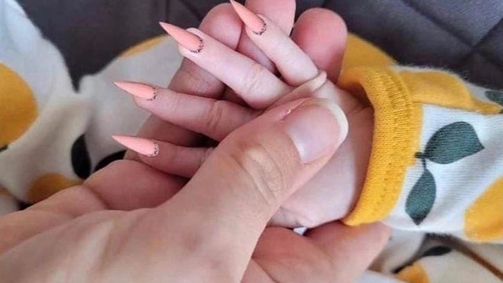 Zrobiła córce sztuczne paznokcie
