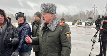 Łukaszenka na inspekcji wojsk na granicy z Litwą: "Nikt nie będzie się z nikim patyczkować"