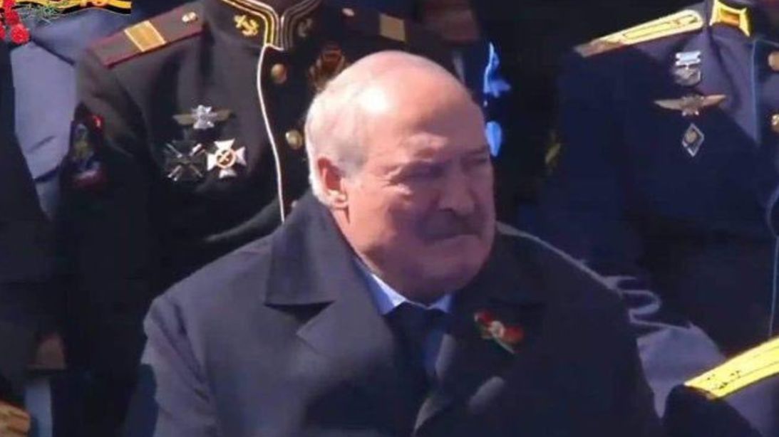 Łukaszenka z bandażem na paradzie w Moskwie 