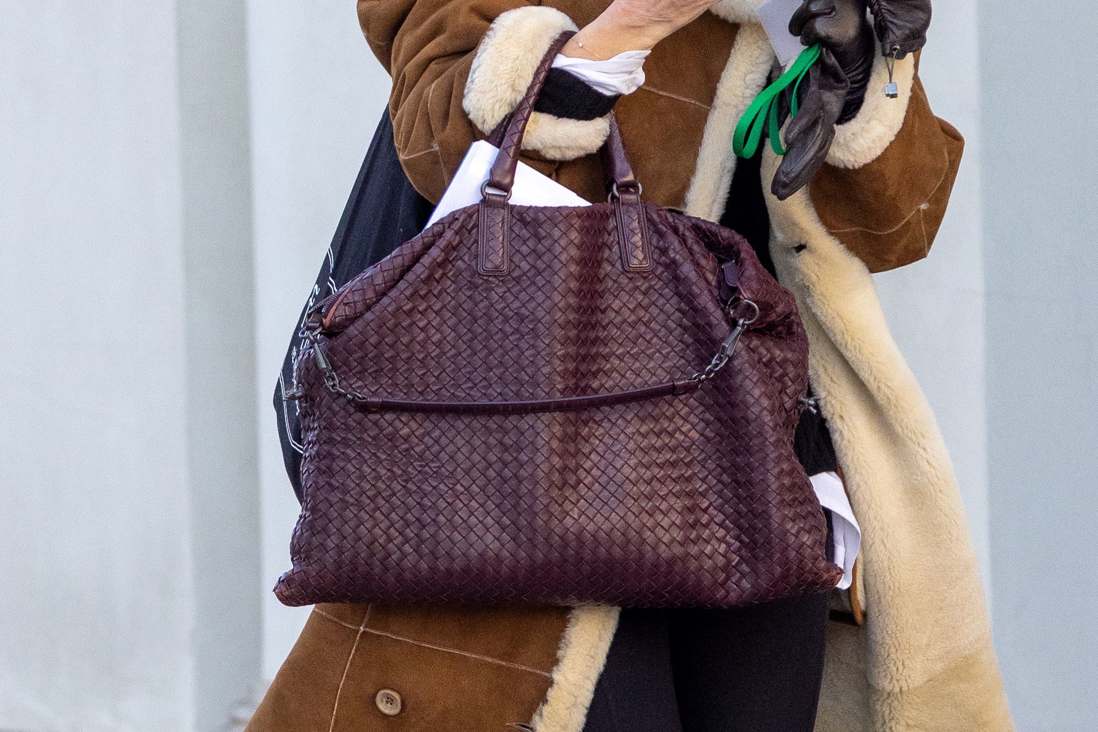 Obwieszona metkami Małgorzata Kożuchowska krąży po Warszawie