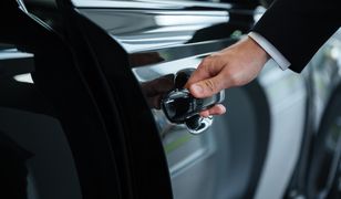Polacy nie rezygnują z zakupu samochodów pomimo inflacji. Eksperci wyjaśniają, dlaczego tak jest