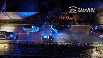 Puznówka: Śmiertelny wypadek na drodze technicznej wzdłuż S17. Nie żyje kierowca. Autem podróżowała jeszcze kobieta oraz dwoje dzieci