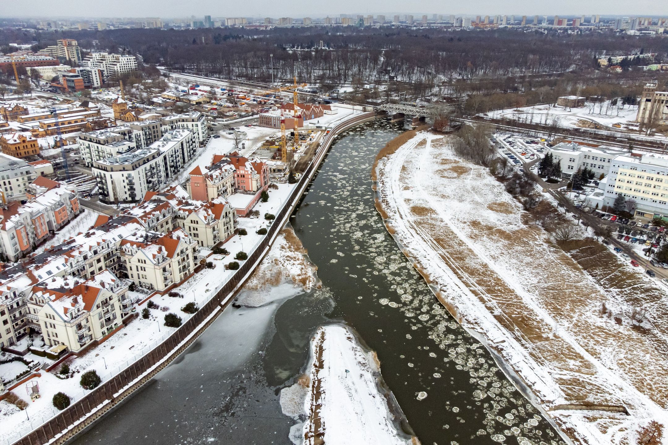 Poznań, 18.02.2025. Śryż zwany inaczej lodem prądowym na rzece Warcie w Poznaniu, 18 bm. (ad) PAP/Jakub Kaczmarczyk