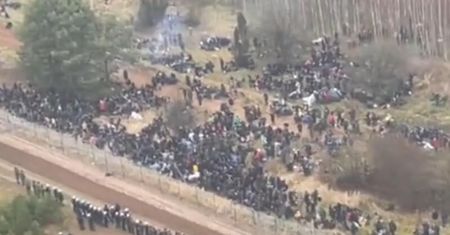 Setki migrantów chcą przebić się z Białorusi do Polski. Co się dzieje na granicy?