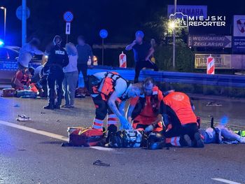 Czołowe zderzenie motocykla z autem na Wisłostradzie. Dwie osoby reanimowane w tym dziecko, maszyna rozerwana