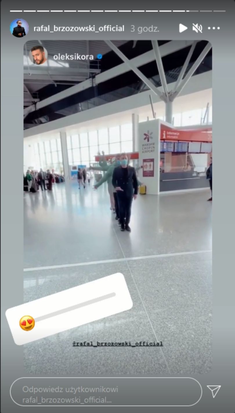 Rafał Brzozowski robi show na warszawskim Okęciu tuż przed odlotem do Rotterdamu