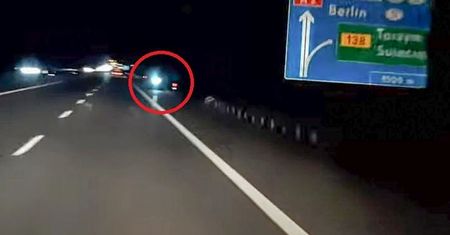 Jechał autostradą na hulajnodze. W dodatku pod prąd