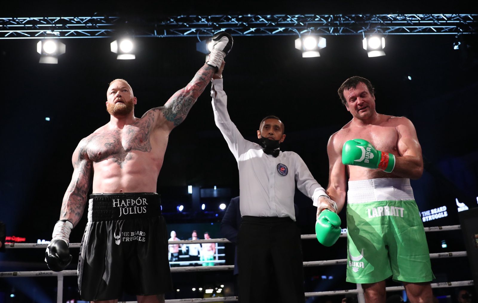 Hafthor Bjornsson vs Devon Larrattepa09475756 Hafthor Bjornsson (L) of Iceland reacts after winning against Devon Larratt of Canada during their Titan weight boxing match during the Core Sports Fight Night in the Gulf Emirate of Dubai, United Arab Emirates, 18 September 2021.  EPA/ALI HAIDER Dostawca: PAP/EPA.ALI HAIDER