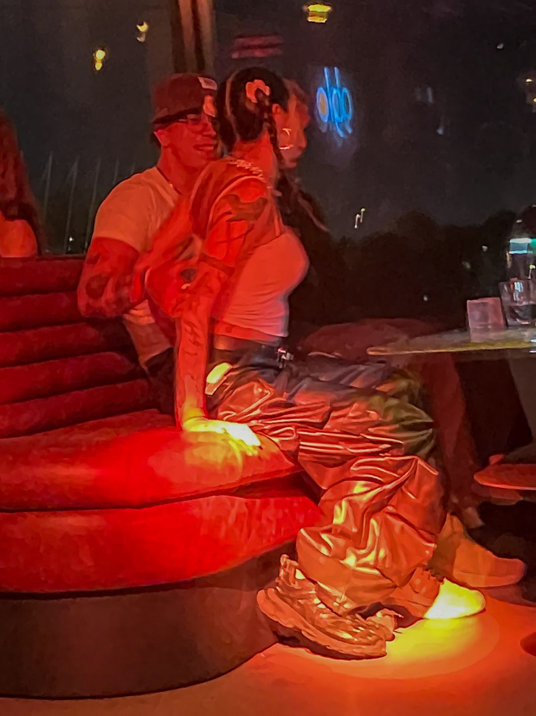 Young Leosia obściskuje się z Kacprem Błońskim w klubie