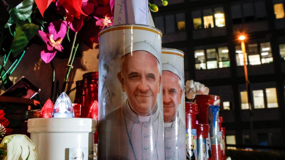 Candles with the pictures of Pope Francis and flowers lay at the foot of a statue of Pope St. John Paul II outside Gemelli University Hospital, where Pope Francis is hospitalized for bronchitis treatment, in Rome, Italy, 21 February 2025. Pope Francis was hospitalized on 14 February due to a respiratory tract infection. EPA/GIUSEPPE LAMI Dostawca: PAP/EPA.