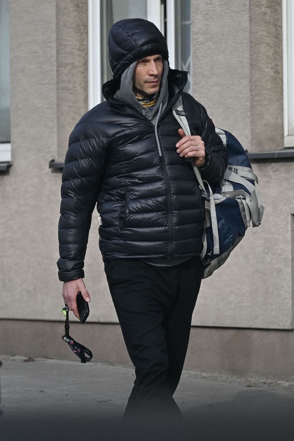 Tomasz Wolny wozi się po mieście zdezelowanym oplem