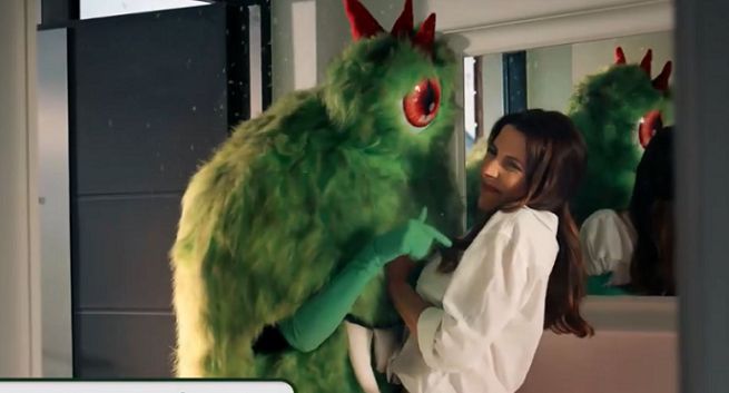 Bakterie jako potwory atakujące kobietę w spocie Lakcid Intima (wideo)