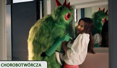 Bakterie jako potwory atakujące kobietę w spocie Lakcid Intima (wideo)