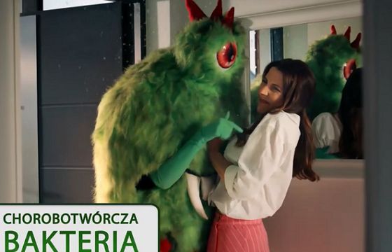 Bakterie jako potwory atakujące kobietę w spocie Lakcid Intima (wideo)