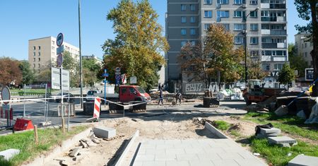 Warszawa. Postępy prac przy nowym bulwarze w al. Armii Ludowej