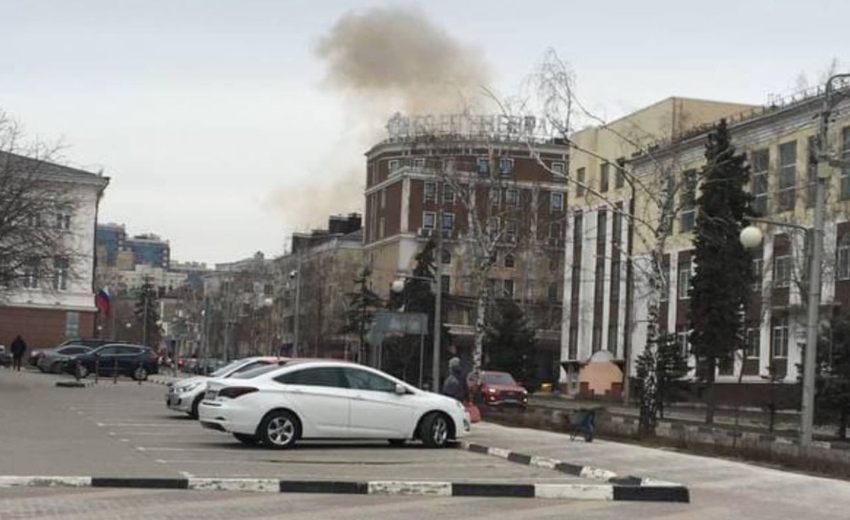 Dym unoszący się nad budynkiem FSB w Biełgorodzie
