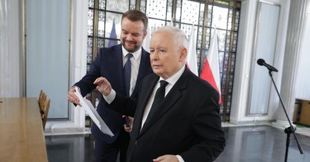 Bochenek stanął w obronie Kaczyńskiego. Taką okładkę pokazał