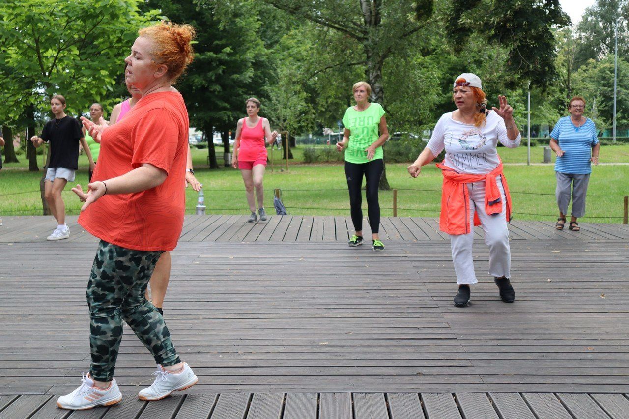 Każdy mógł skorzystać z zaproszenia na bezpłatne zajęcia z zumby w Parku im. Johanna Heermanna w Lesznie