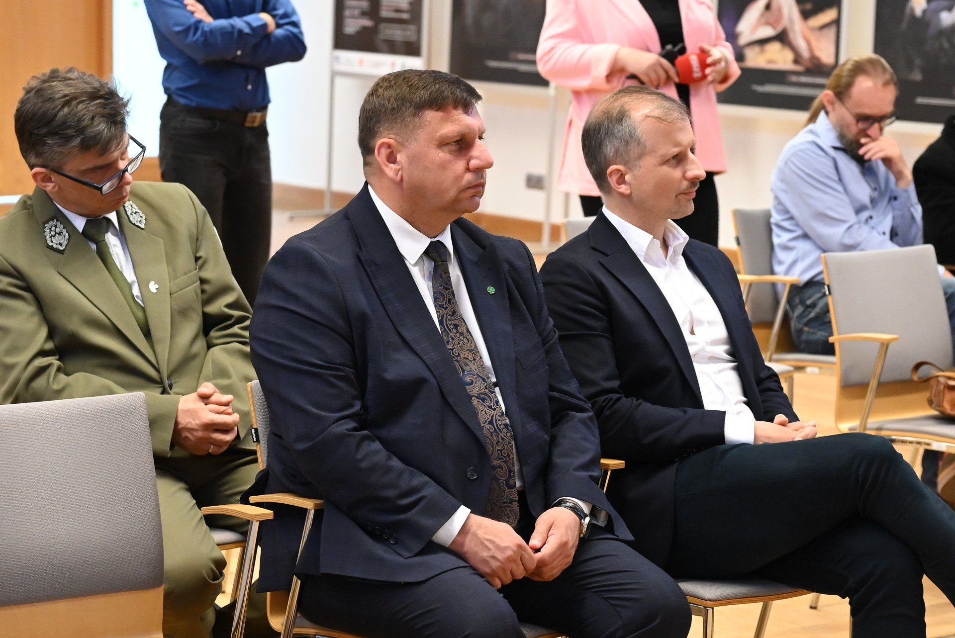 Gościem spotkania był wiceminister klimatu i środowiska, główny konserwator przyrody Mikołaj Dorożała. – To wielkie święto ochrony przyrody. Pierwszy tak duży rezerwat, który powołujemy od 22 lat, by pokazać, że da się chronić przyrodę i robić to w sposób systemowy. To także konkretne wsparcie dla samorządów – mówił wiceminister. Obok niego wicewojewoda świętokrzyski Michał Skotnicki