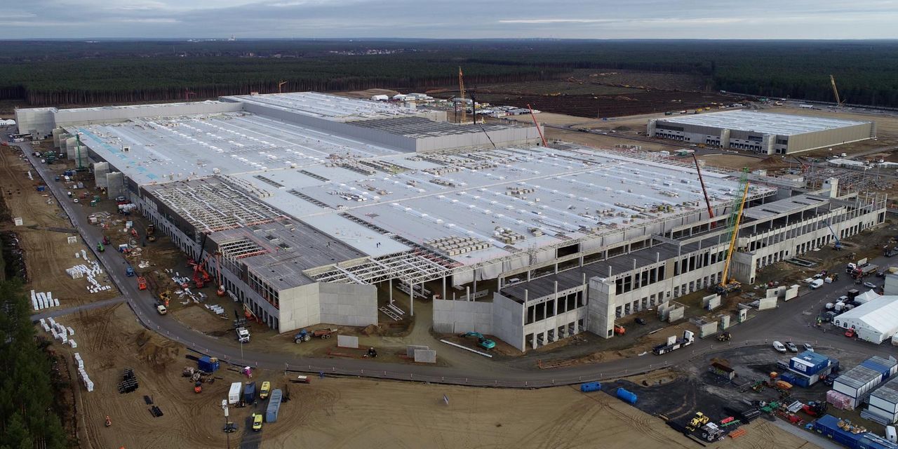 Elon Musk szuka pracowników do fabryki Tesli. Zaledwie 60 km od granicy z Polską