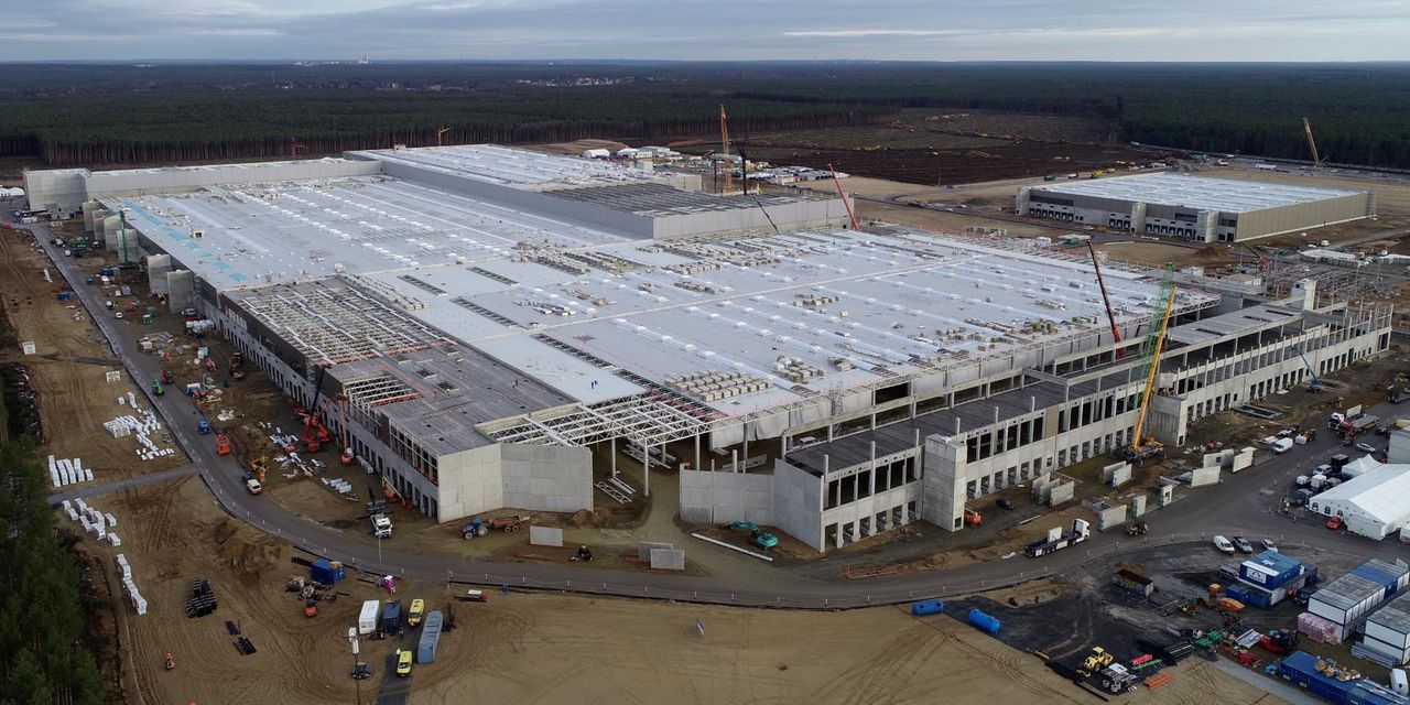 Elon Musk szuka pracowników do fabryki Tesli. Zaledwie 60 km od granicy z Polską