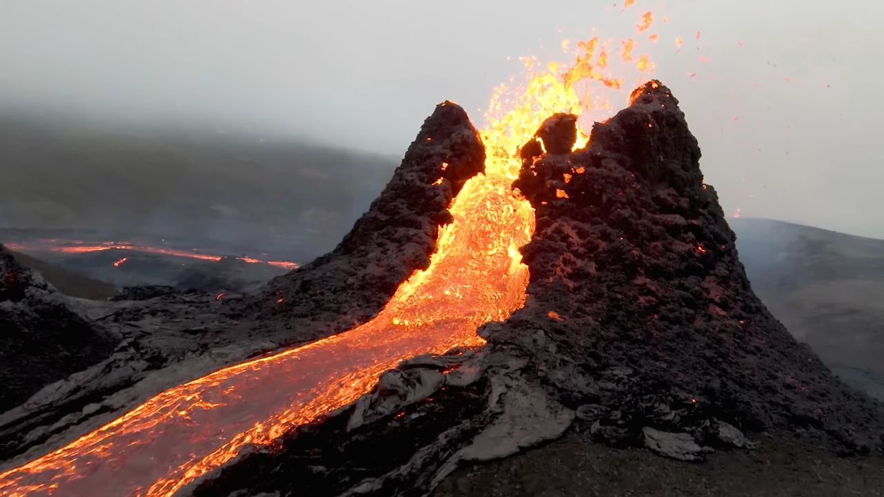 Dronem do krateru, czyli kompletnie inna perspektywa na erupcję wulkanu