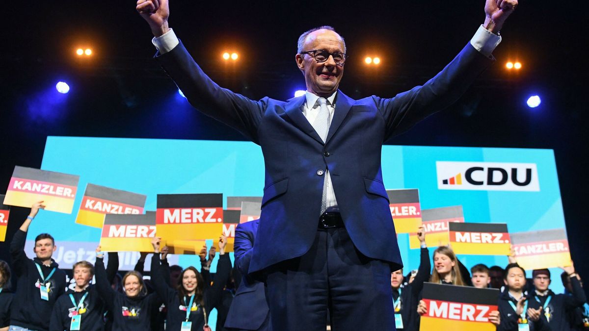 Archiwum zagraniczne East News 2025-02
Friedrich Merz, Leader of conservative Christian Democratic Union (CDU) and main candidate gives the thumbs up sign at the end of the last electoral rally in the Rudolf Weber-Arena in Oberhausen, western Germany, on February 21, 2025, ahead of the parliamentary elections due to take place on February 23, 2025. (Photo by Volker Hartmann / AFP)
VOLKER HARTMANN